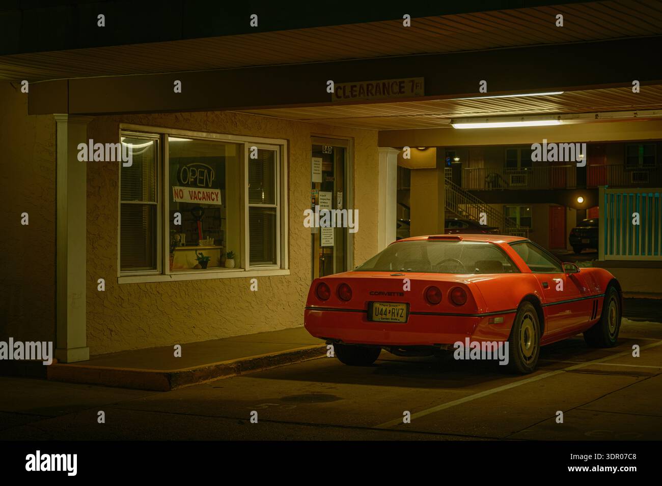 Corvette parkte im Sifting Sands Motel bei Nacht, Ocean City, New Jersey Stockfoto