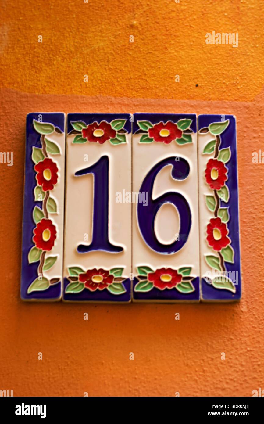 Roma Tile Number, Sonnenbeschienene Fassadenplatte Stockfoto