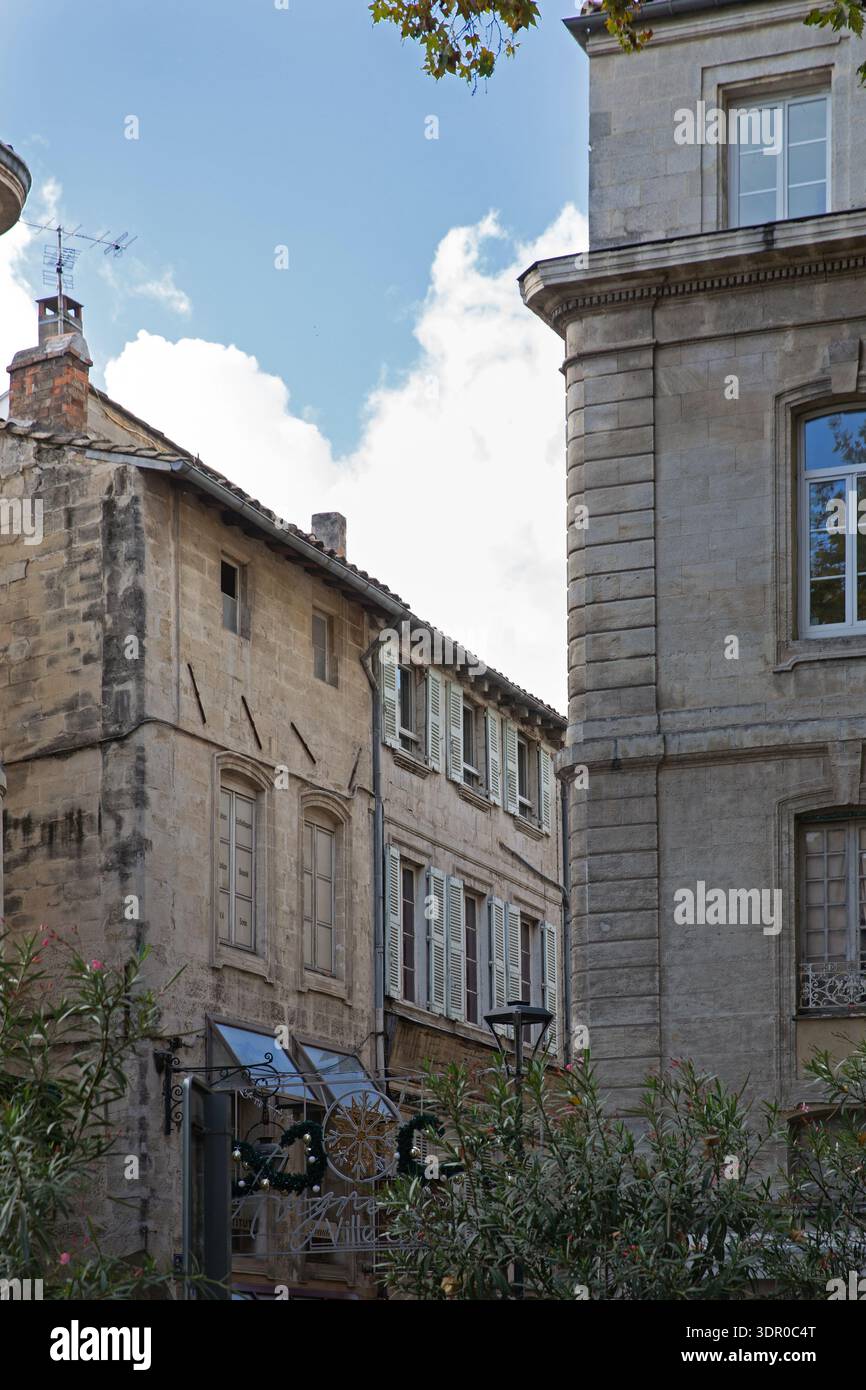 Historische Steinbauten und traditionelle Rollläden in der Altstadt von Avignon, Provence-Alpes-Côte d’Azur, Frankreich. Stockfoto