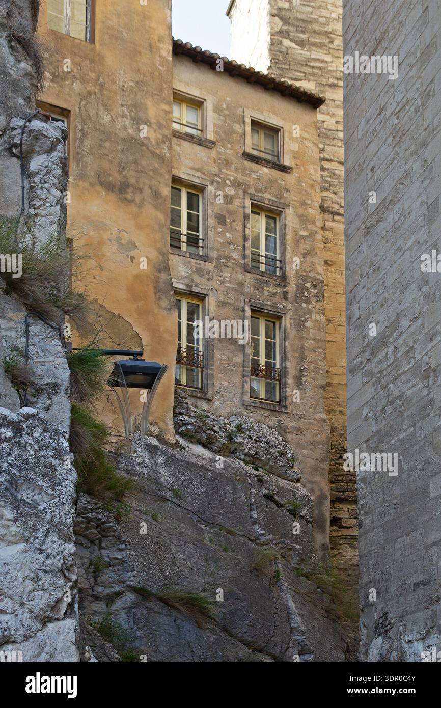 Historische Steinbauten in der Altstadt von Avignon, Provence-Alpes-Côte d’Azur, Südfrankreich. Stockfoto