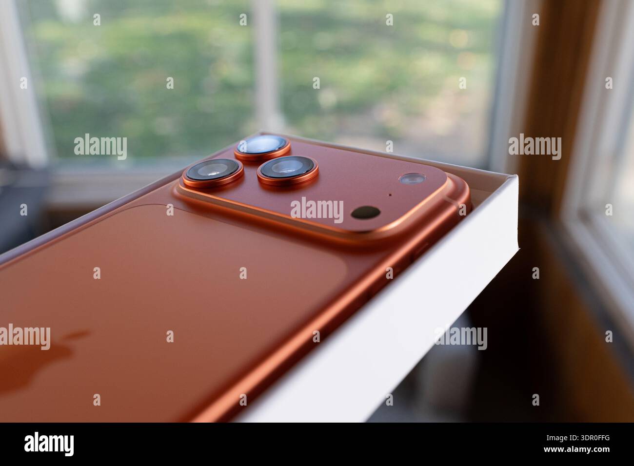 Das iPhone 17 Pro Max in Cosmic Orange ist neu und in der Verpackung, die das schlanke neue Design, die Farbe und die neue Kamerakonfiguration des neuesten Modells veranschaulicht Stockfoto