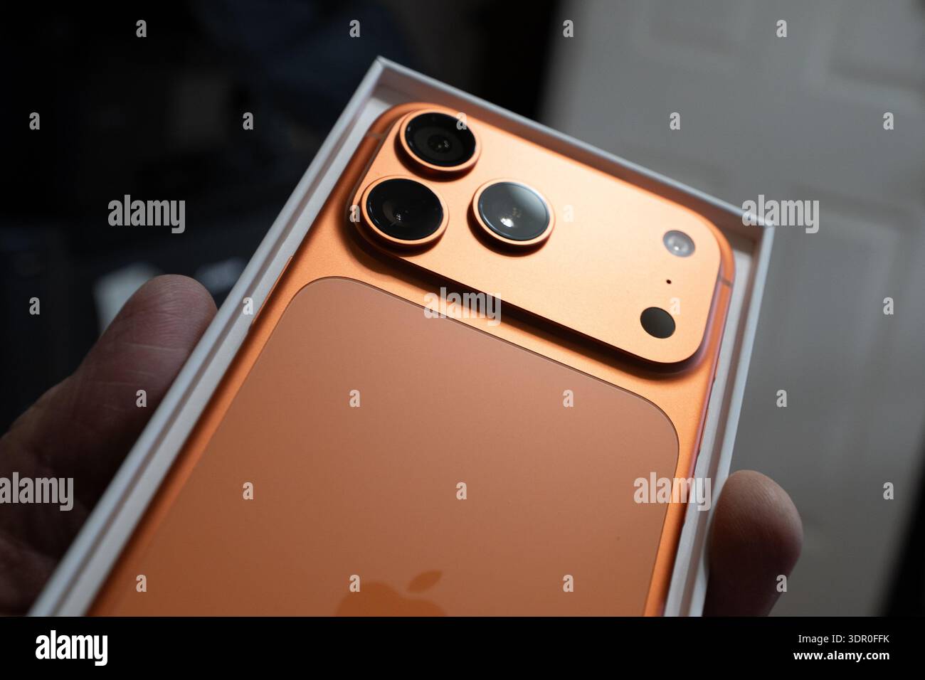 Das iPhone 17 Pro Max in Cosmic Orange ist neu und in der Verpackung, die das schlanke neue Design, die Farbe und die neue Kamerakonfiguration des neuesten Modells veranschaulicht Stockfoto
