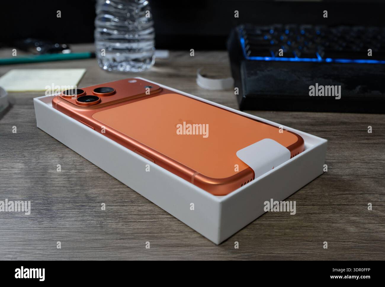 Das iPhone 17 Pro Max in Cosmic Orange ist neu und in der Verpackung, die das schlanke neue Design, die Farbe und die neue Kamerakonfiguration des neuesten Modells veranschaulicht Stockfoto