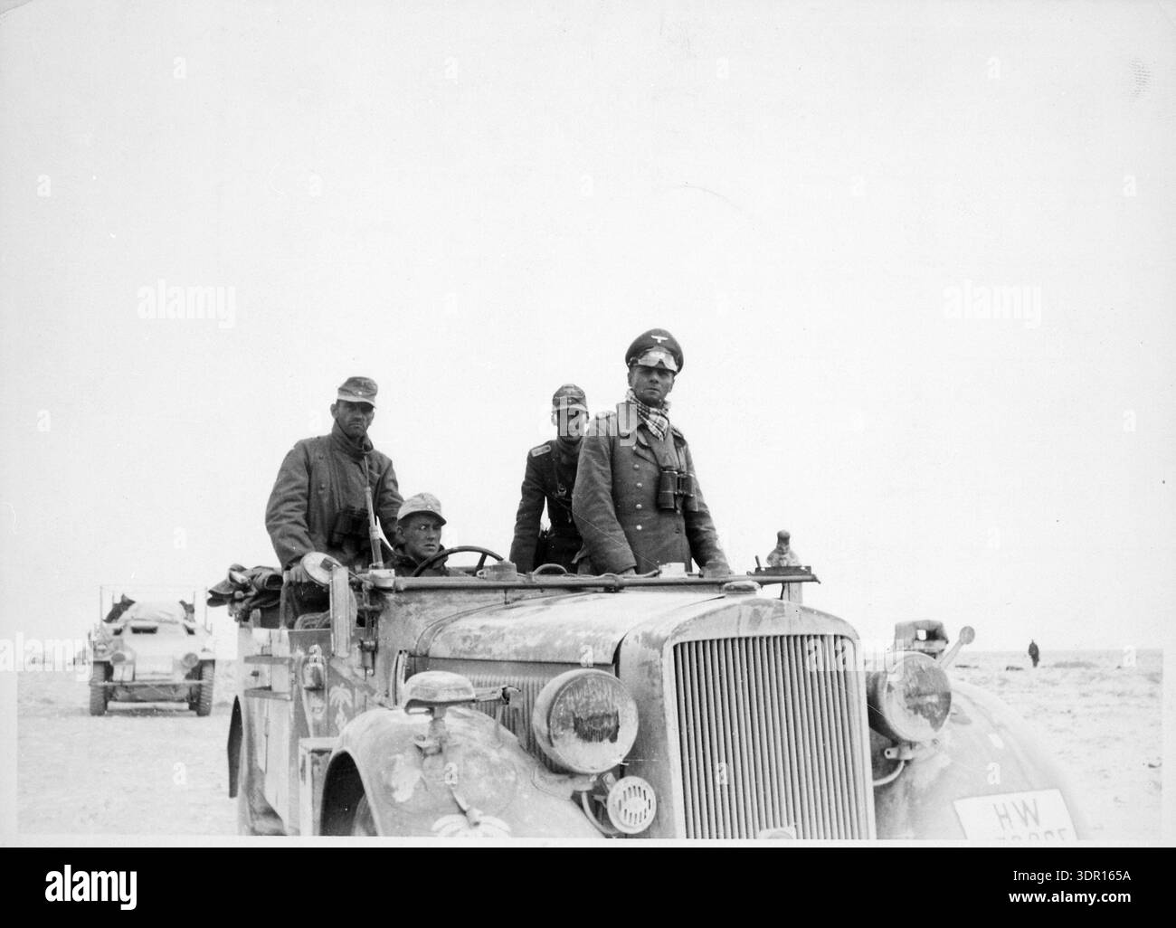 General Erwin Rommel mit der 15. Panzerdivision zwischen Tobruk und Sidi Omar in Libyen, 24. Januar oder 24. November 1941. Rommel galt als einer der fähigsten Kommandeure Hitlers und wurde in Nordafrika mit seinem Afrika-Korps bekannt, das gegen die britische 8. Armee kämpfte. Seine Anti-Hitler-Haltung bedeutete, dass ihm 1944 Selbstmord oder ein Prozess und öffentliche Schande für ihn und seine Familie angeboten wurde. Er beschützte seine Familie und nahm am 14. Oktober 1944 Zyanid ein. Stockfoto