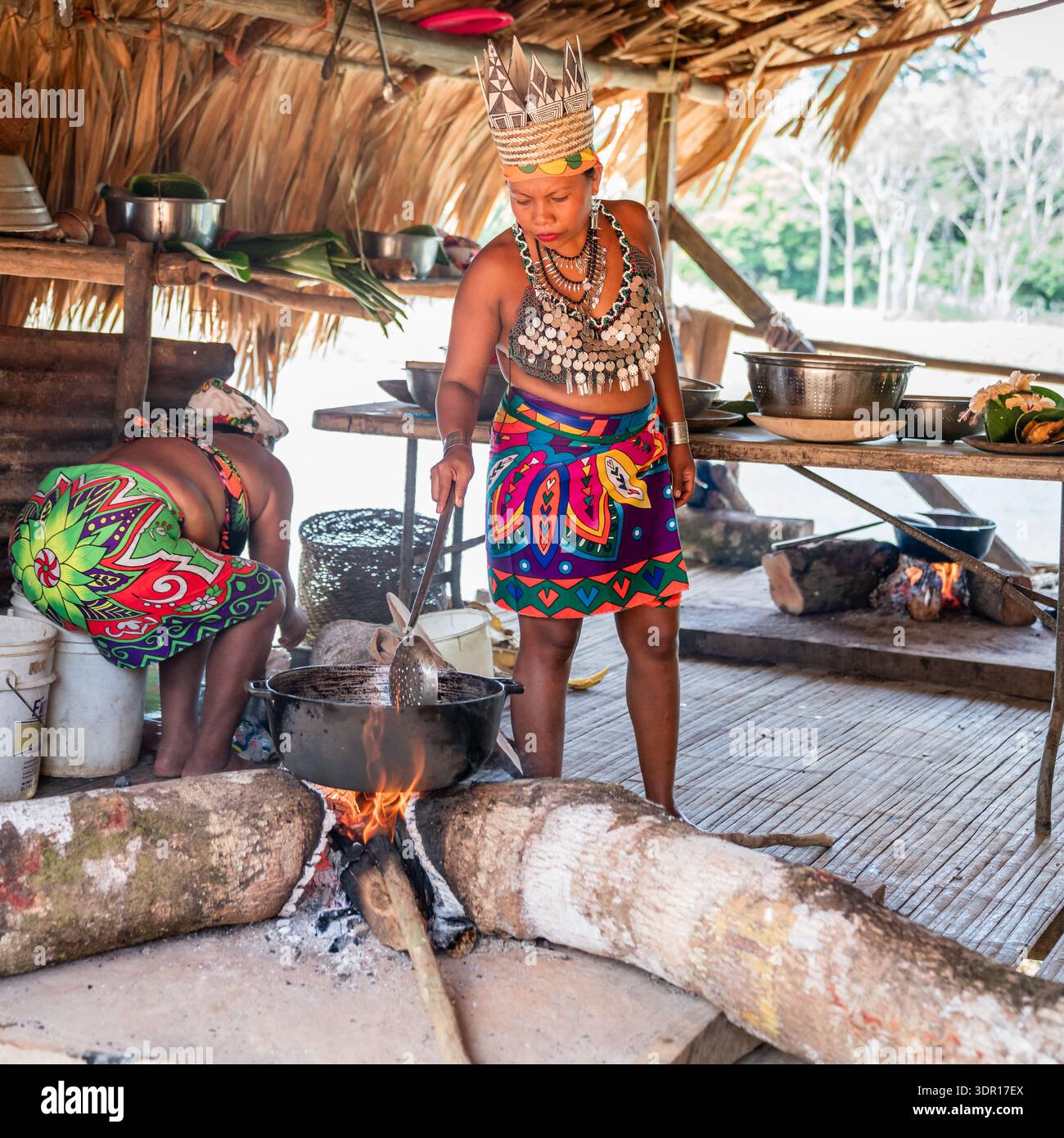 29. Februar 2024, Zentralpanama: Frauen aus dem Stamm der Embera bereiten traditionelle Mahlzeiten für die Touristen zu Stockfoto