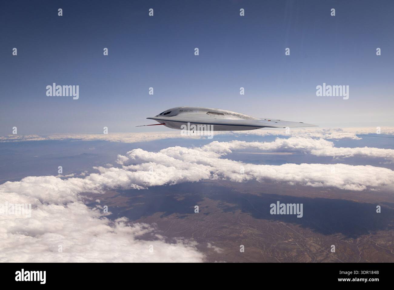 Ein B-21 Raider führt Flugtests durch, die Bodentests, Rollarbeiten und Flugoperationen umfassen, auf der Edwards Air Force Base, Kalifornien. Die B-21 Stockfoto