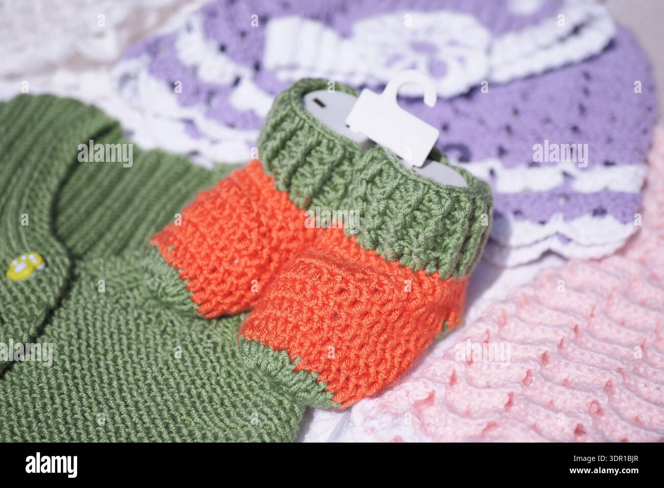Gestrickte Kleidungsstücke auf einem Markt Stockfoto