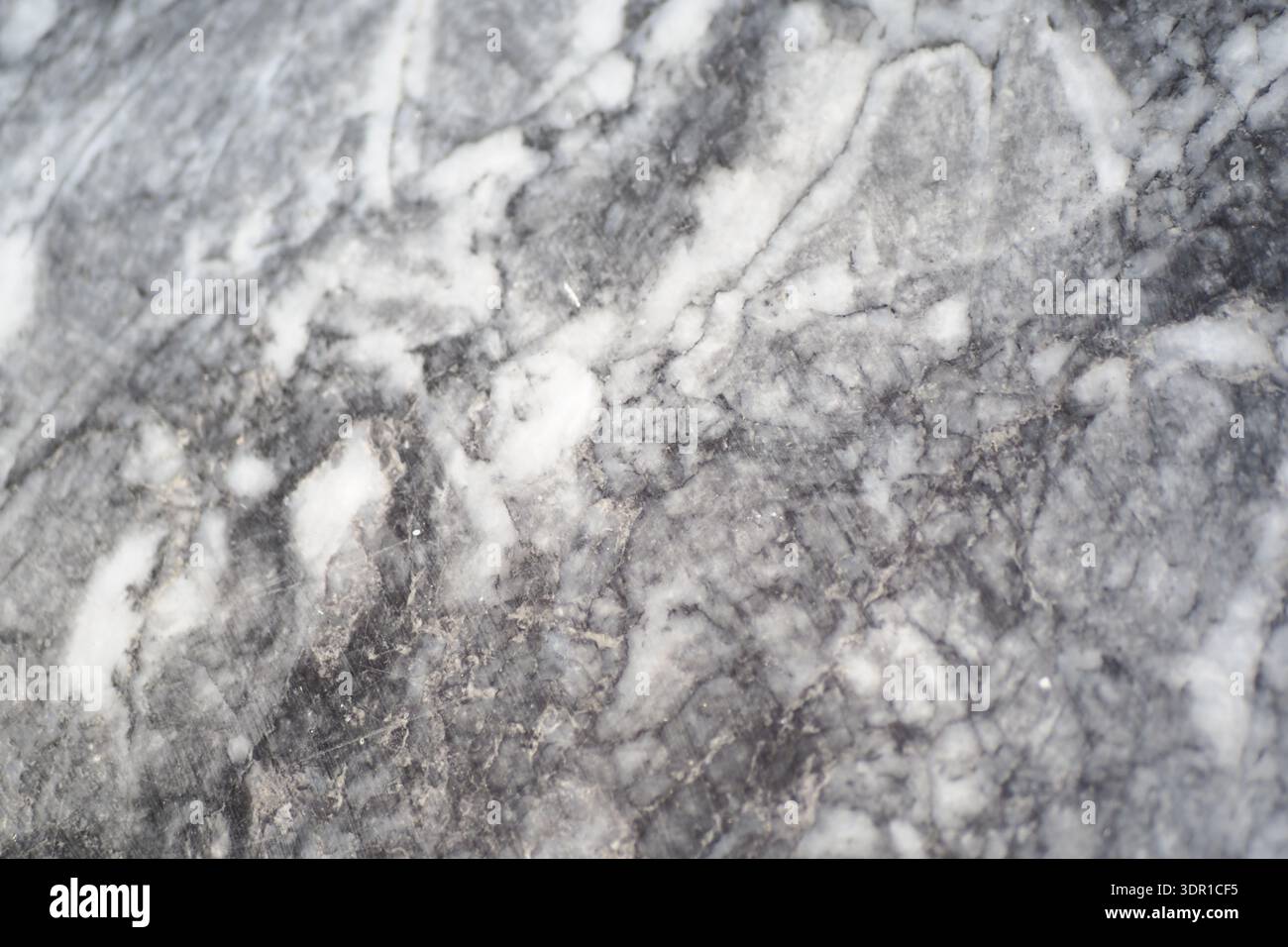 Nahaufnahme aus grauem Marmor mit weißen Details Stockfoto