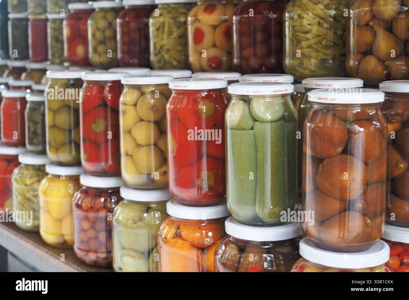 Gläser gefüllt mit eingelegtem Gemüse in einer Marktausstellung Stockfoto