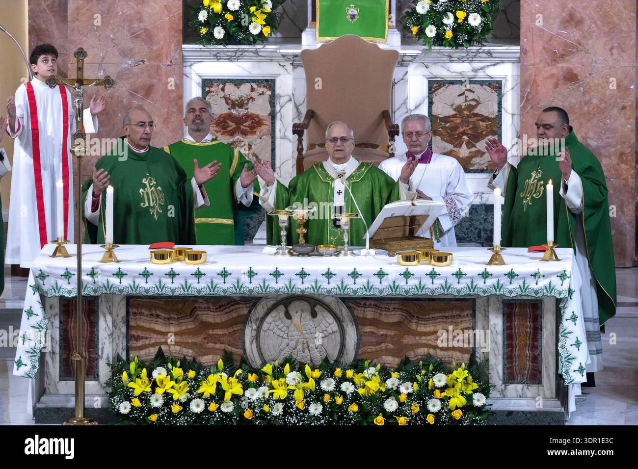 Ostia, Italien, 15. Februar 2026. Papst Leo XIV. Feiert eine Messe während seines ersten Pfarrbesuchs in der Pfarrei Santa Maria della Pace im römischen Küstenviertel Ostia. Maria Grazia Picciarella/Alamy Live News Stockfoto