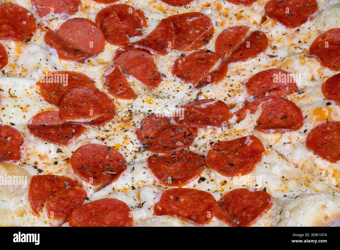 Handwerkliche Peperoni-Pizza mit schwarzem Pfeffer und Olivenöl-Glanz, Bläschenkäse-Textur, erstklassiges Styling für gehobene Menüfotos Stockfoto