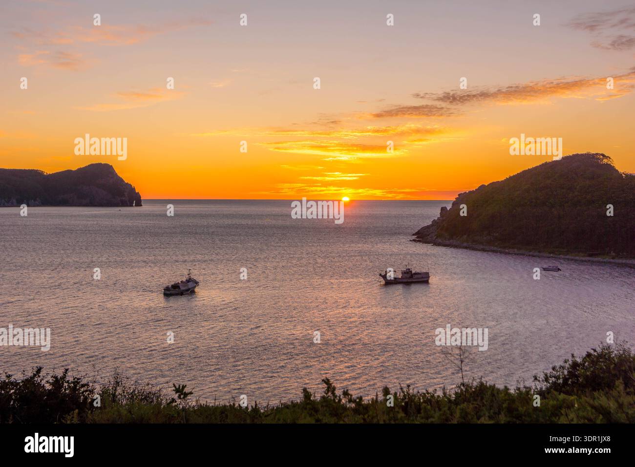 Sonnenuntergang über der Bucht von Valentin mit wunderschönem Ufer des Japanischen Meeres in Russland. Stockfoto