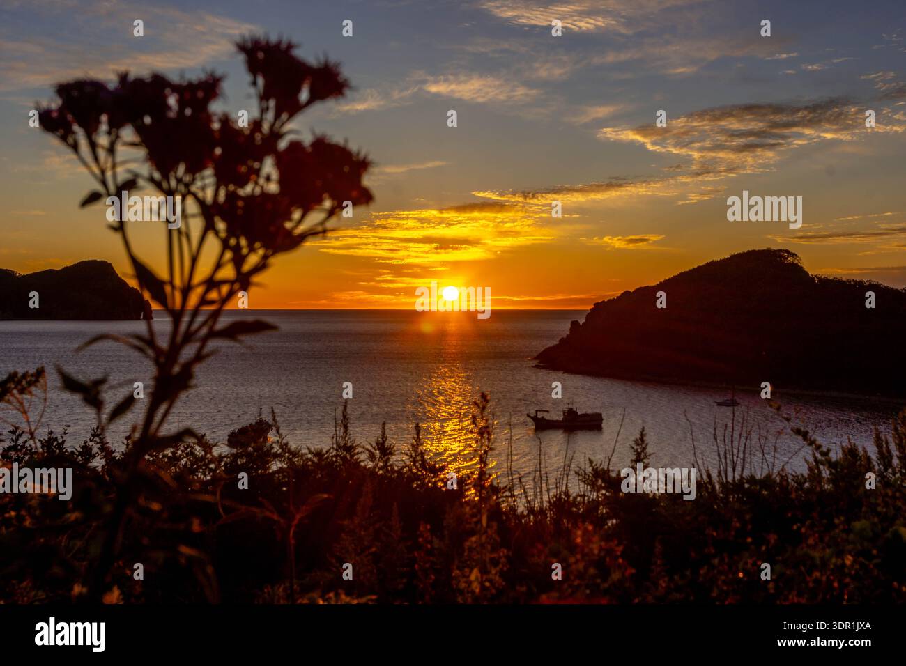 Sonnenuntergang über der Bucht von Valentin mit wunderschönem Ufer des Japanischen Meeres in Russland. Stockfoto