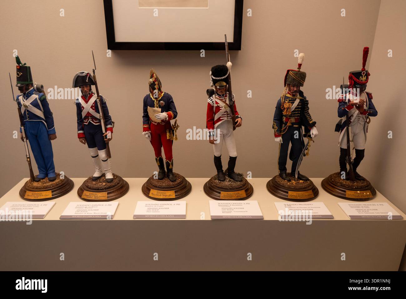 Chiclana, Spanien 26. September 23: Ausstellung detaillierter Napoleonischer Soldaten in farbenfrohen Uniformen auf einem Regal mit Etiketten, Innenausstellung Stockfoto