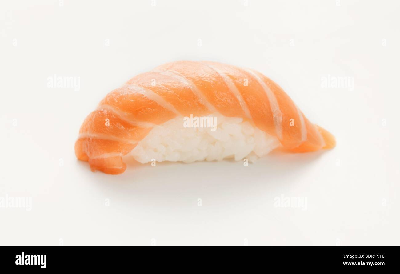 Sushi mit Lachs auf weißem Teller, serviert mittags im Restaurant Stockfoto