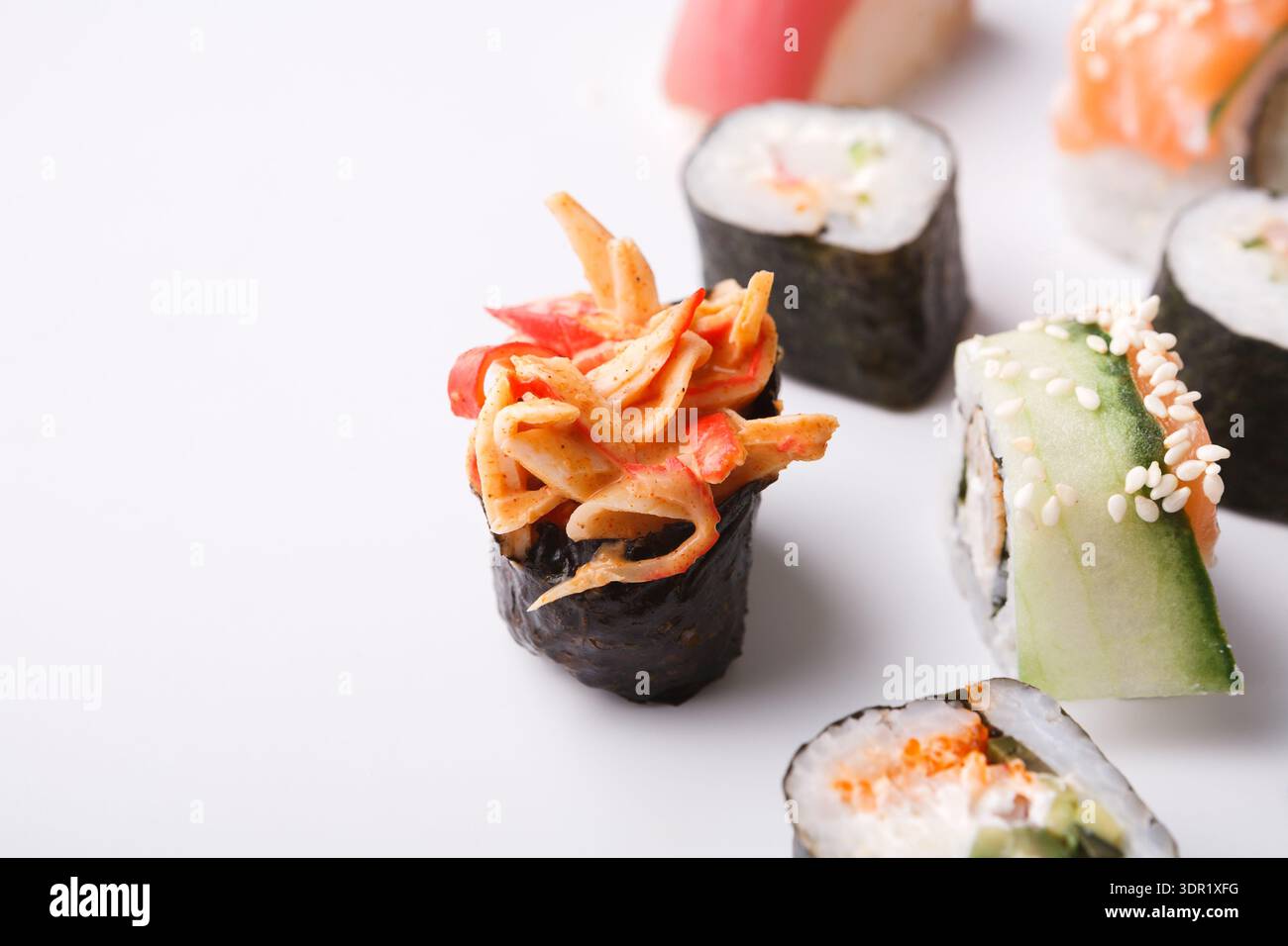 Sushi-Kollektion mit verschiedenen Arten von Sushi-Rolls im Mosaikstil auf einer Ebenen Oberfläche Stockfoto