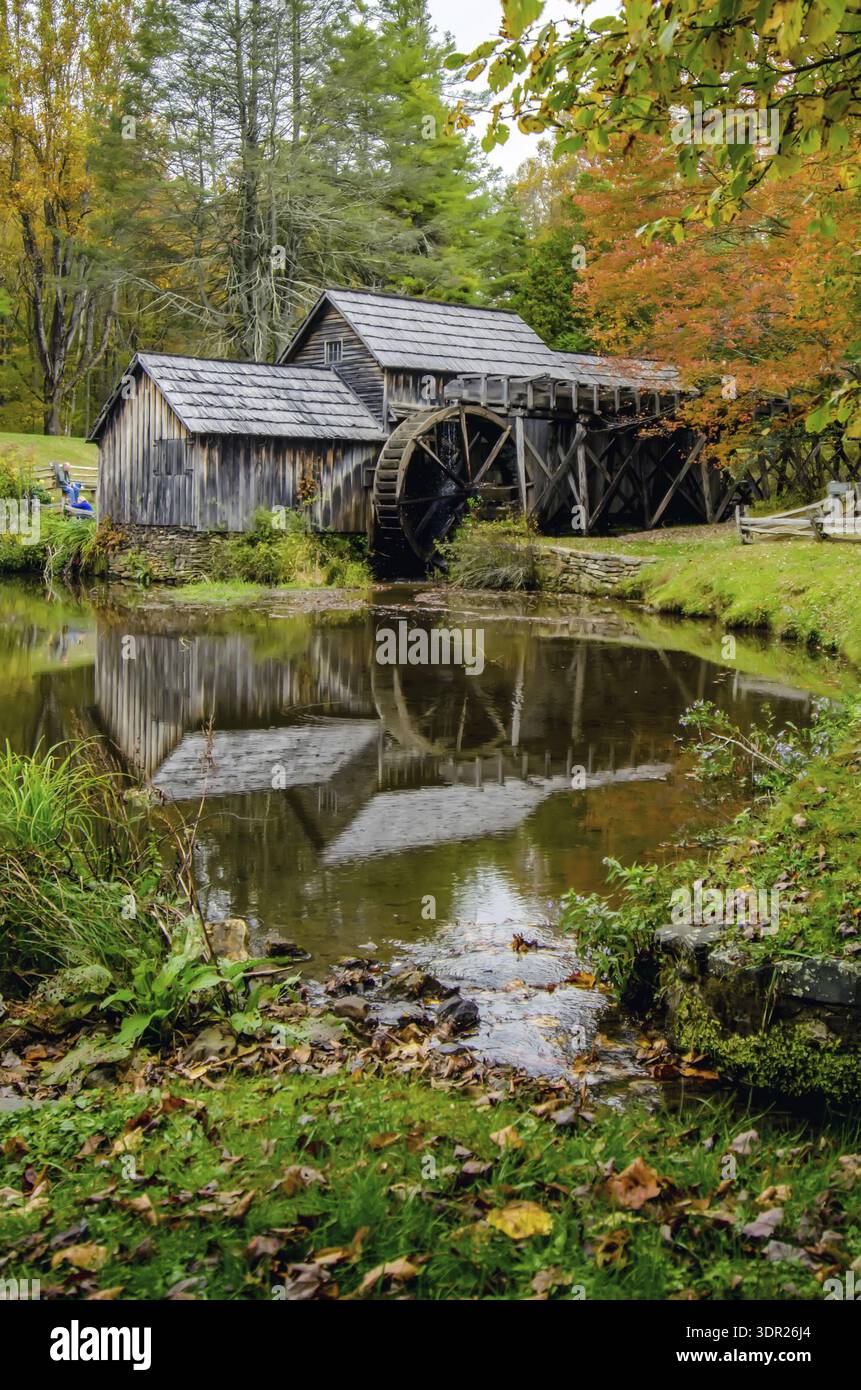 Virginias Mabry Mill auf den Blue Ridge Parkway in der Herbst-Saison Stockfoto