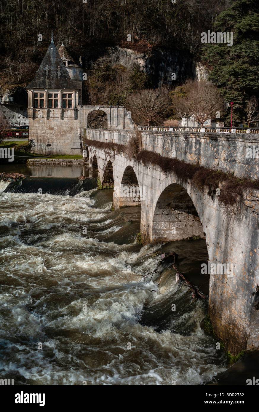 Pont Coudé mit der Dronne im Hochwasser, Brantôme en Périgord; Département Dordogne, Frankreich Stockfoto