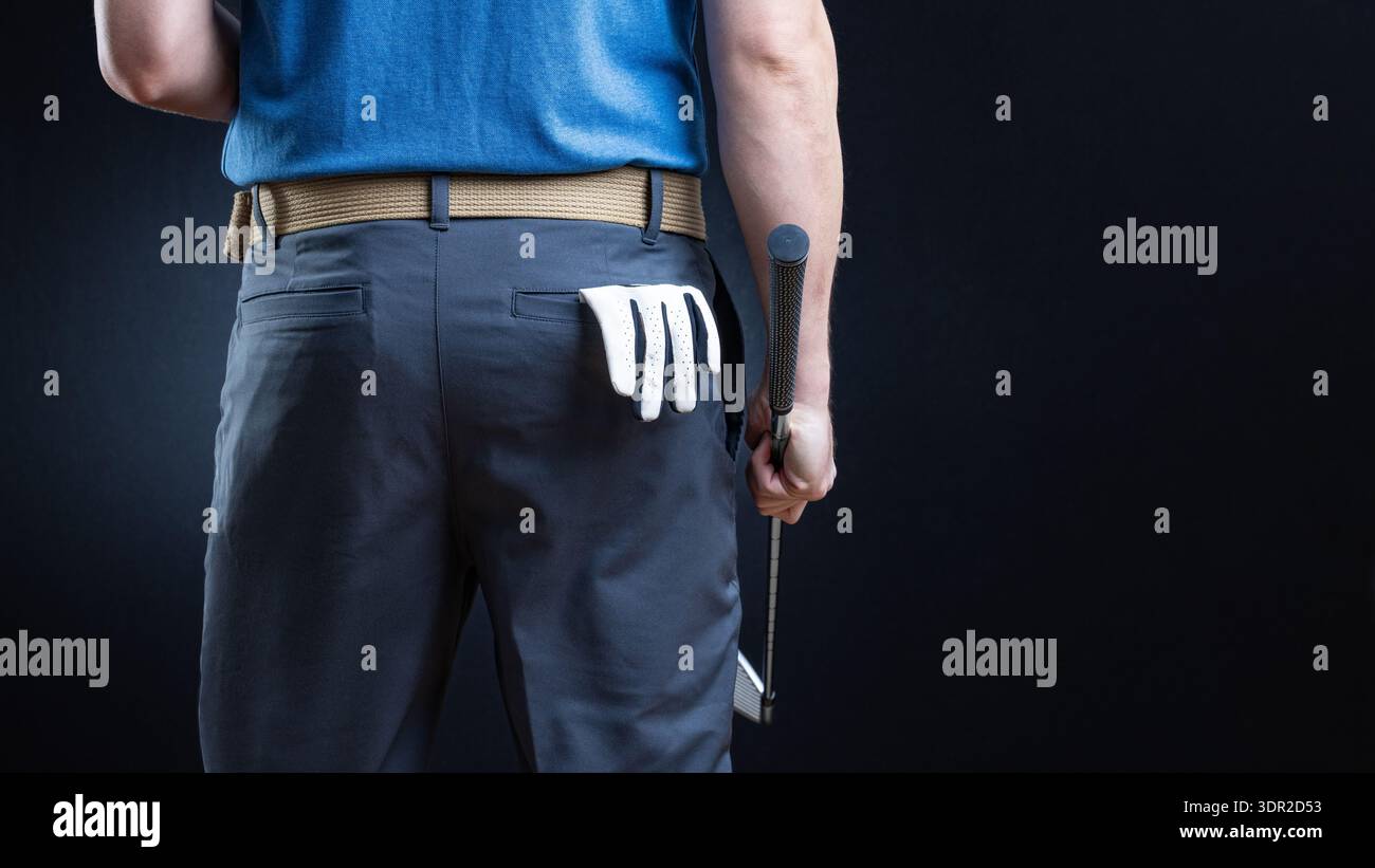 Rückansicht des Golfers mit Golfhandschuh in der Gesäßtasche und Schläger in der Hand Stockfoto