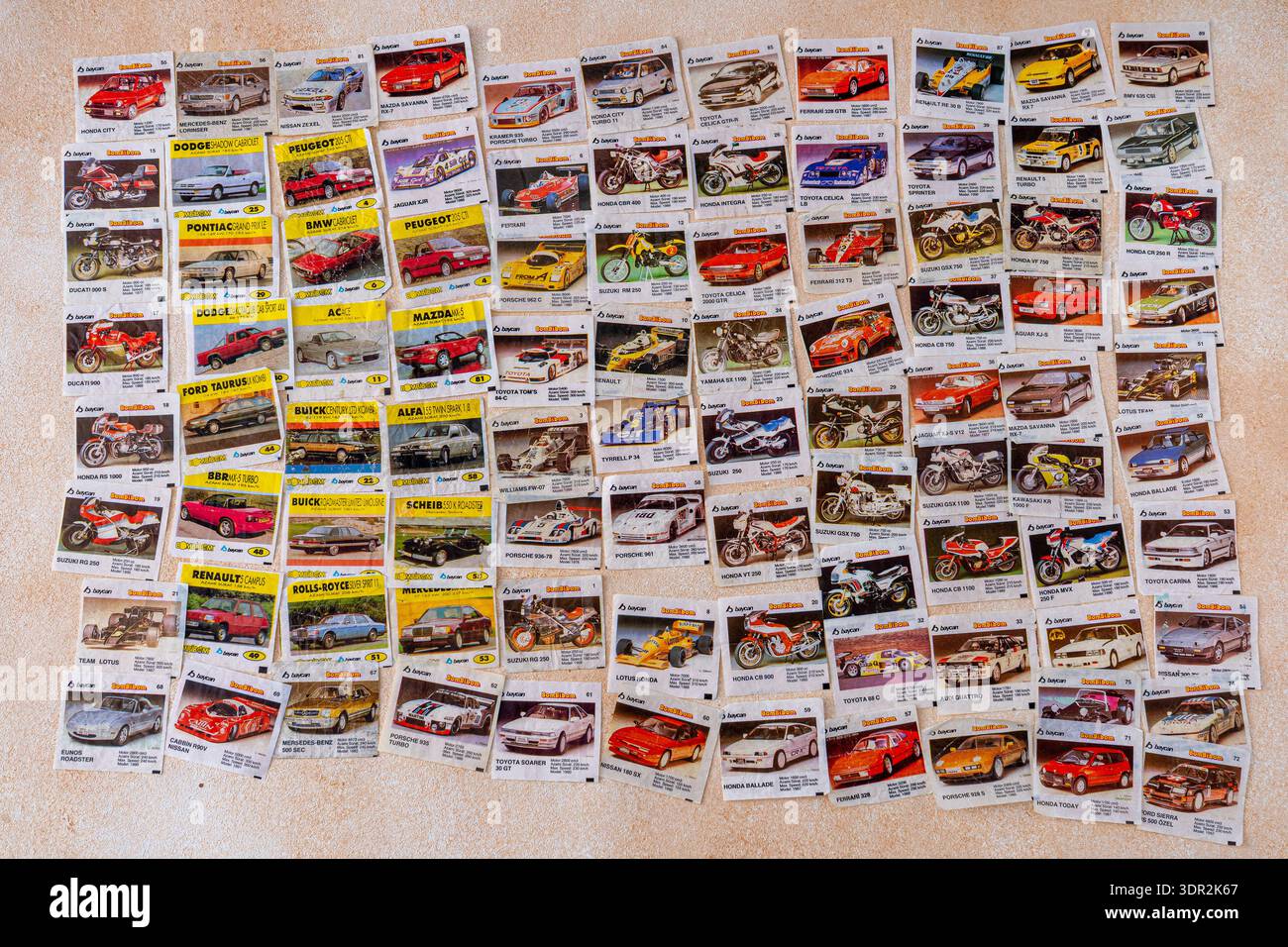 Einsätze aus Kaugummi. Bombibom Turbo. Fotos von alten Autos. Zeichentrickfilm mit Süßigkeitenpackungen. Hintergrund festlegen. Ukraine, Kiew - 14. Mai 2025 Stockfoto