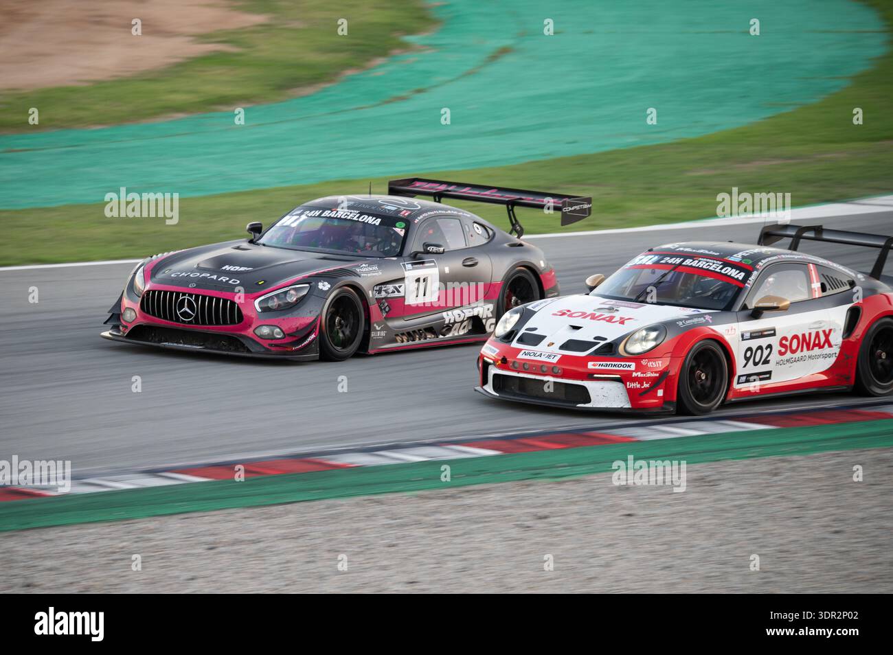 Mercedes-AMG GT3 von HOFOR Racing führt den Holmgaard Motorsport Porsche 911 GT3 Cup während des 24-Stunden-Rennens in Barcelona 2024 auf dem Circuit de an Stockfoto
