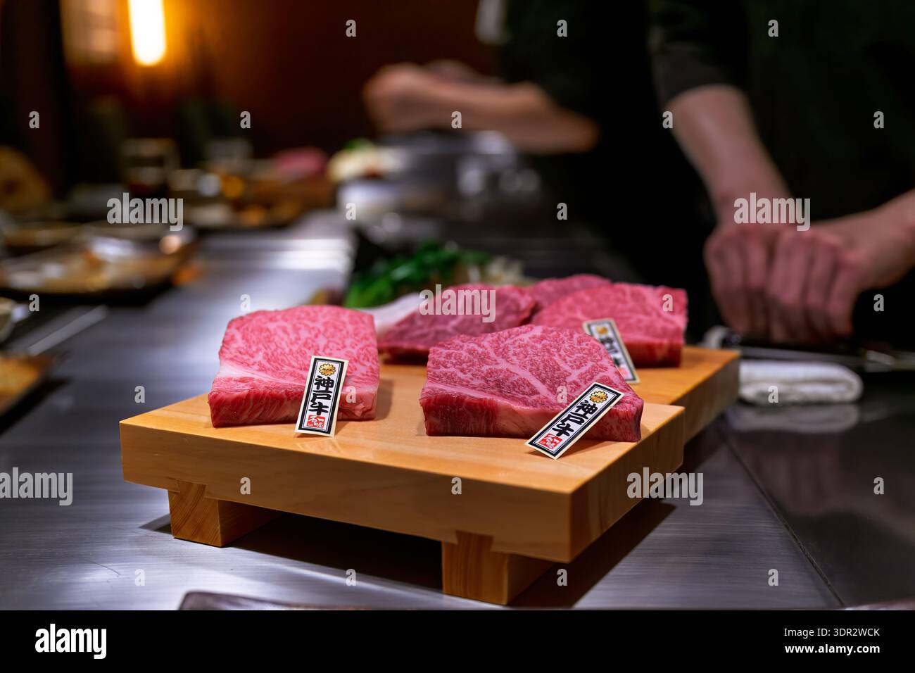 Kobe Beef, Teppanyaki Essen Erlebnis in Japan, Reise Küche, japanische Schrift sagt Kobe Beef Stockfoto