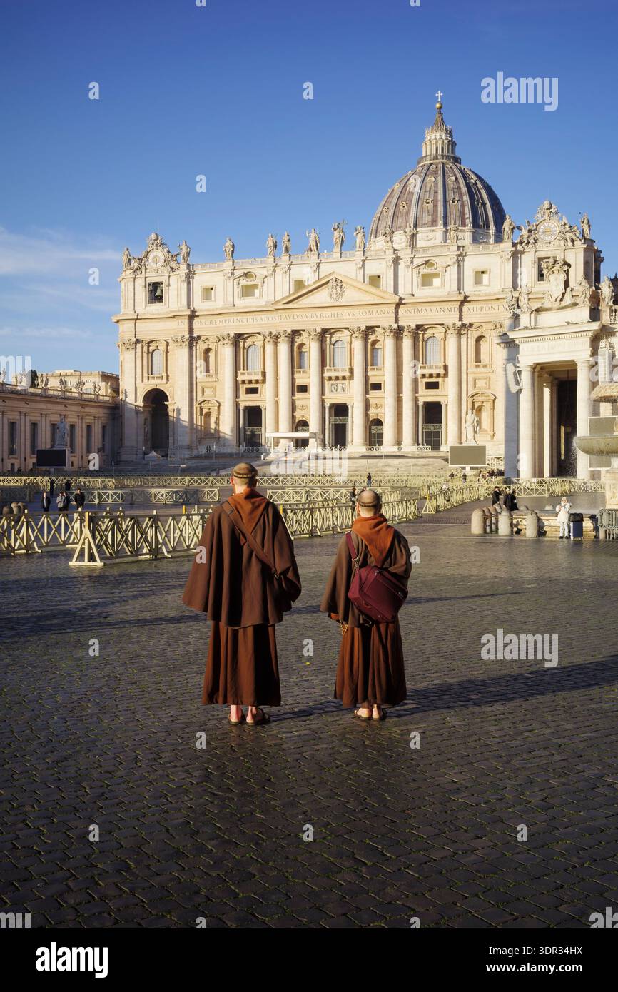 Rom. Italien. Mönche stehen vor dem Petersdom (Basilica di San Pietro), dem Petersplatz (Piazza San Pietro) Vatikanstadt Stockfoto