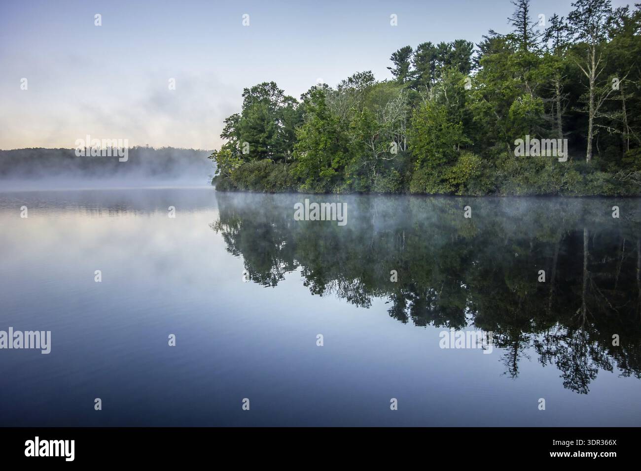Grandfather Mountain Sunrise Reflections am Julian Price Lake in den Blue Ridge Mountains im Westen von North Carolina Stockfoto
