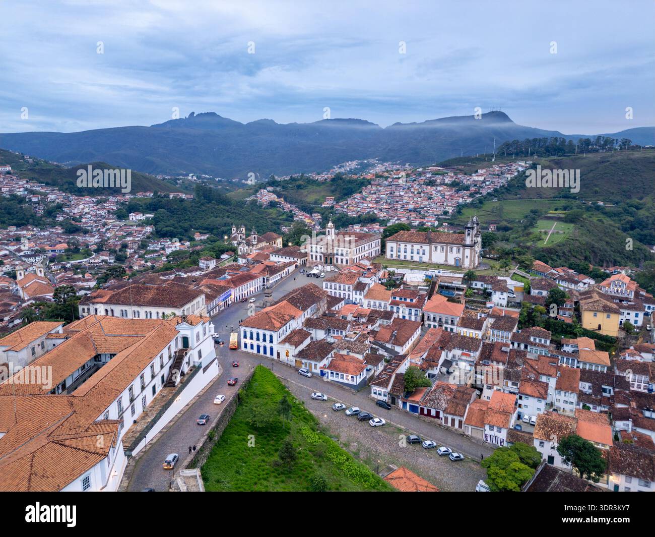 Ouro Preto, Brasilien: Aus der Vogelperspektive der Kolonialzeit von ouro Preto mit dem Tiradente-Platz, dem Inconfidencia-Museum in Minas Gerais Stockfoto
