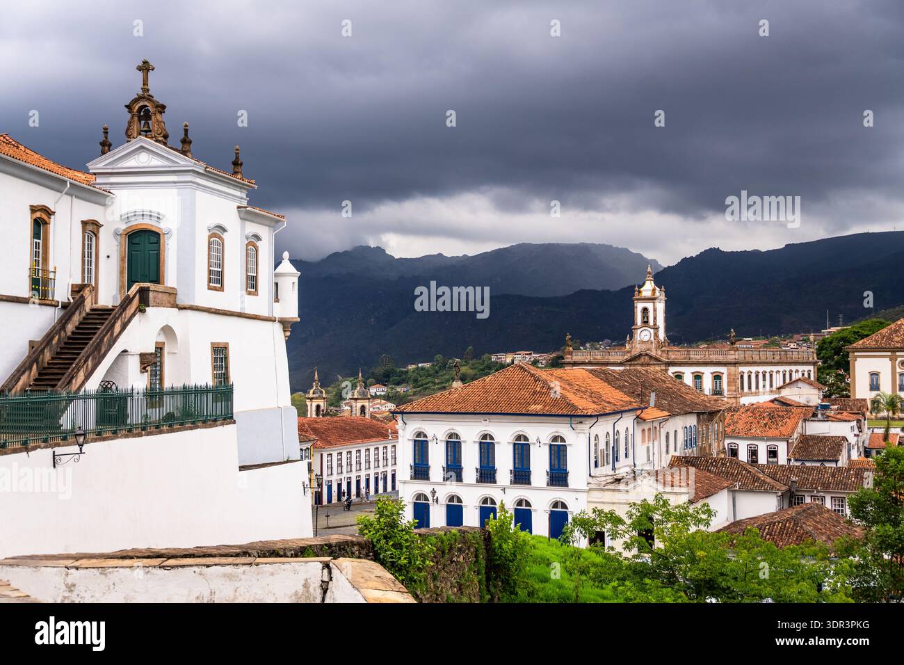 Ouro Preto, Brasilien: Ouro Preto Altstadt während der Regenzeit im Hochland von Minas Gerais in Brasilien im Süden von Amercia Stockfoto