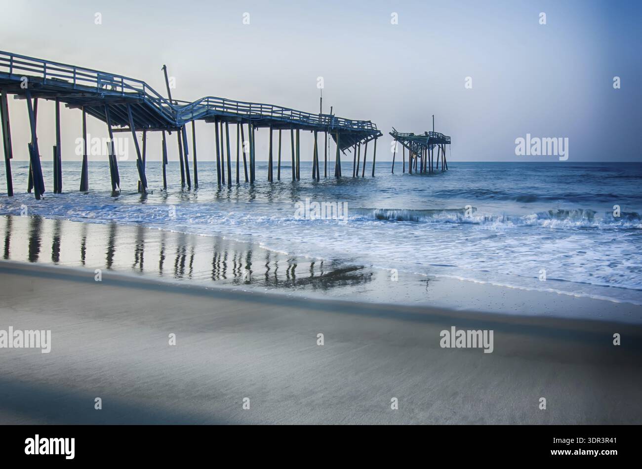 Verlassener North Carolina Fishing Pier in Avon Outer Banks OBX Cape Hatteras National Seashore Stockfoto