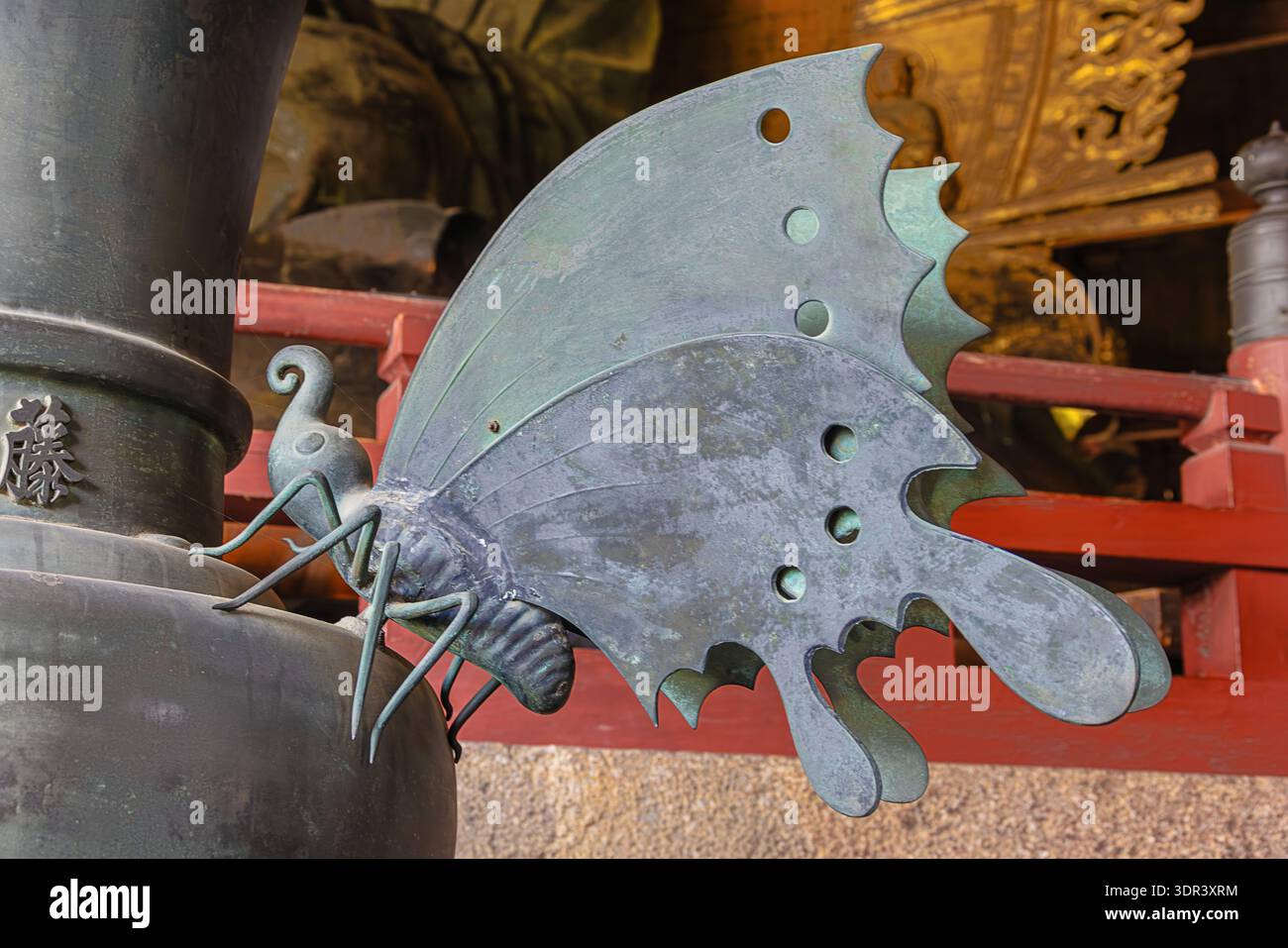 Editorial: NARA, HONSHU, JAPAN, 7. September 2025 - künstlerischer Schmetterling mit gefalteten Flügeln im Todai-JI, einem buddhistischen Tempelkomplex, der einst einer war Stockfoto