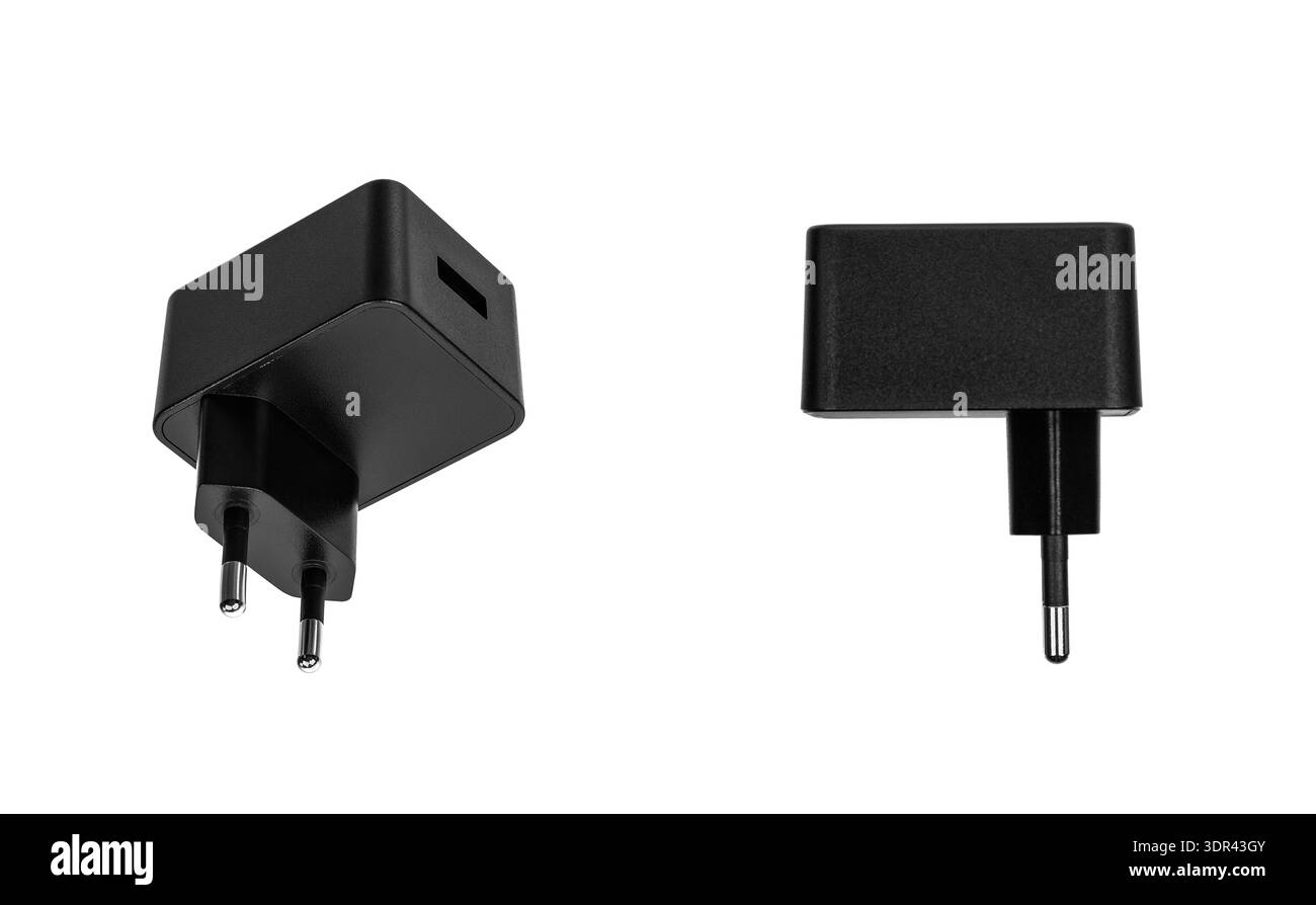Zwei schwarze USB-Ladegeräte auf einem sauberen weißen Hintergrund. Stockfoto