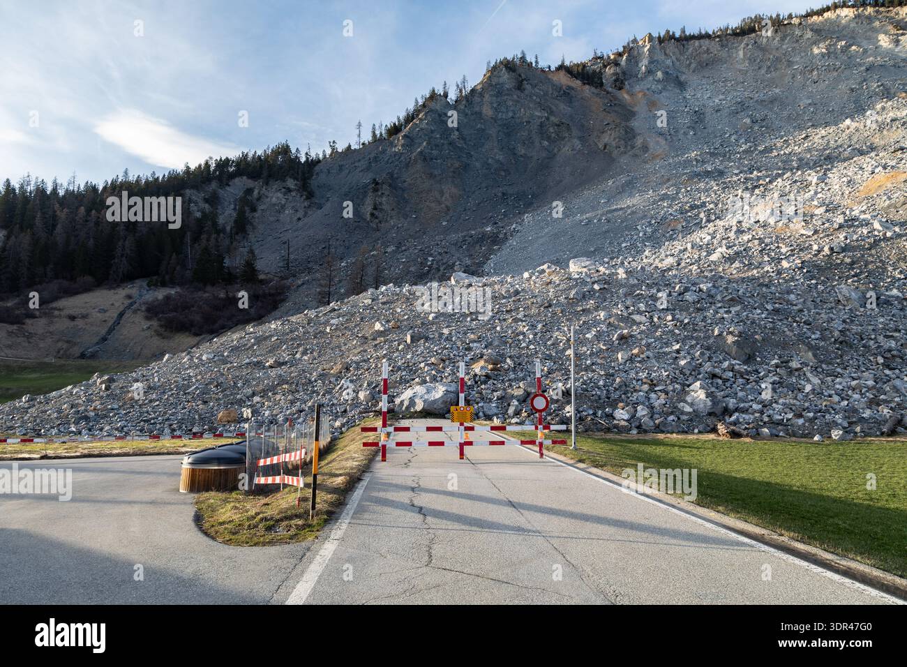 Straßensperrung durch Erdrutsch im Schweizer Bergdorf Stockfoto