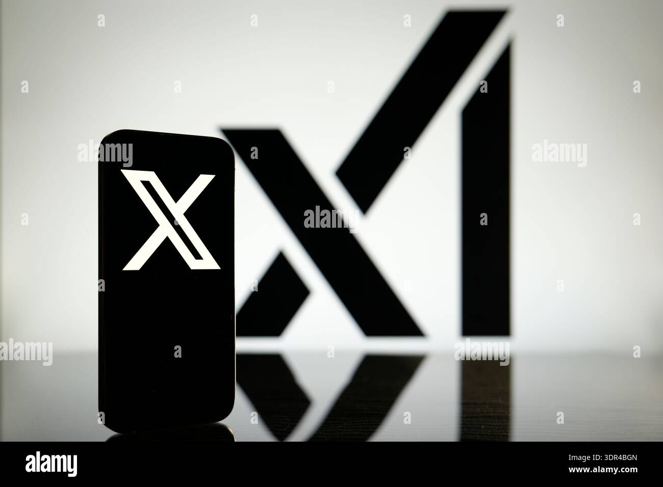 Das X-Logo ist auf einem Mobilgerät auf diesem Foto zu sehen, das am 16. Februar 2026 in Warschau, Polen, aufgenommen wurde. Stockfoto
