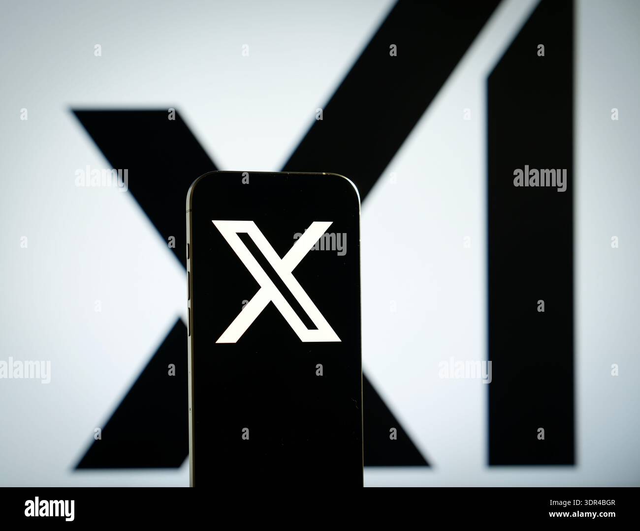 Das X-Logo ist auf einem Mobilgerät auf diesem Foto zu sehen, das am 16. Februar 2026 in Warschau, Polen, aufgenommen wurde. Stockfoto