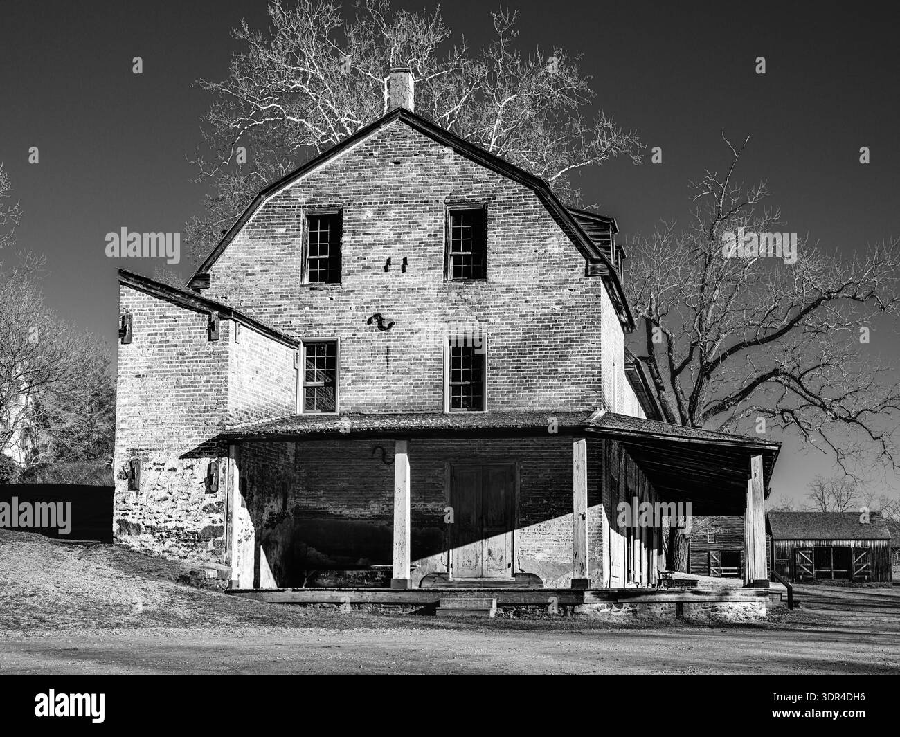 Schwarz-weiß-Blick auf den historischen General Store in Batsto Village, gegründet 1766, in New Jersey Pine Barrens. Stockfoto