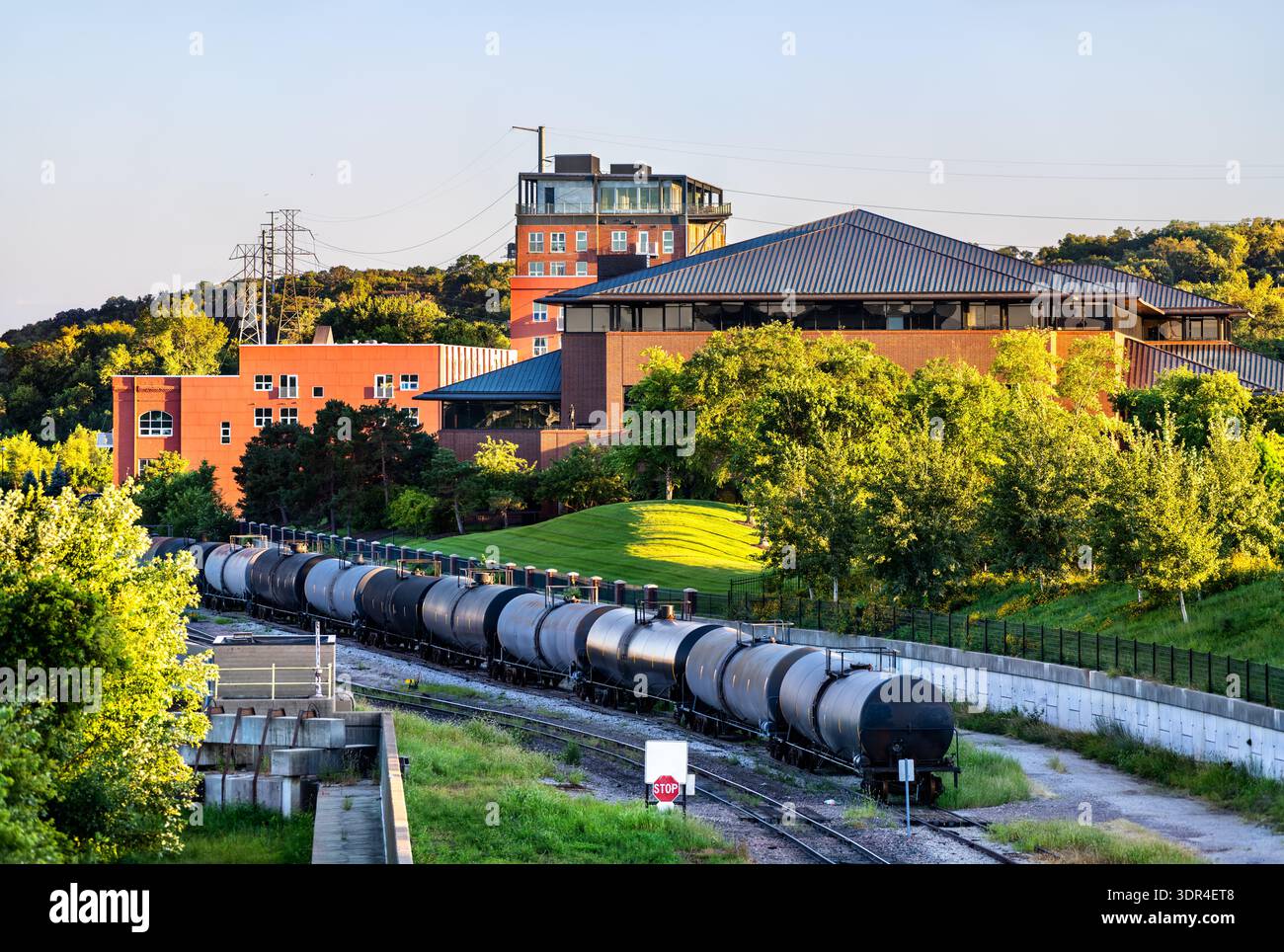 Omaha Nebraska. Eine lange Reihe stationärer schwarzer Tankwagen steht an einem Sommerabend auf einer gekrümmten Eisenbahnstrecke am Ufer von Missouri Stockfoto