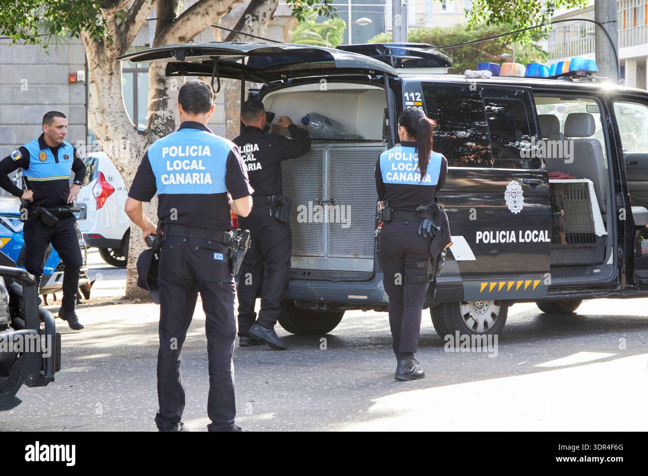 Lokale spanische kanarische Polizei mit Hundeführer van santa cruz de teneriffa kanarische Inseln spanien Stockfoto