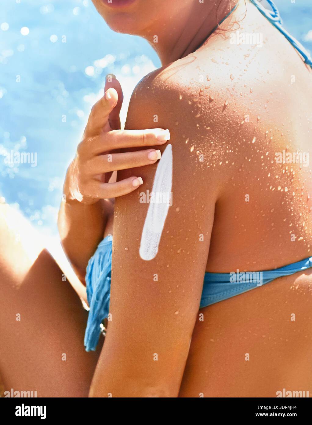 Porträt einer wunderschönen Frau, die Lotion auf die Haut aufträgt Stockfoto