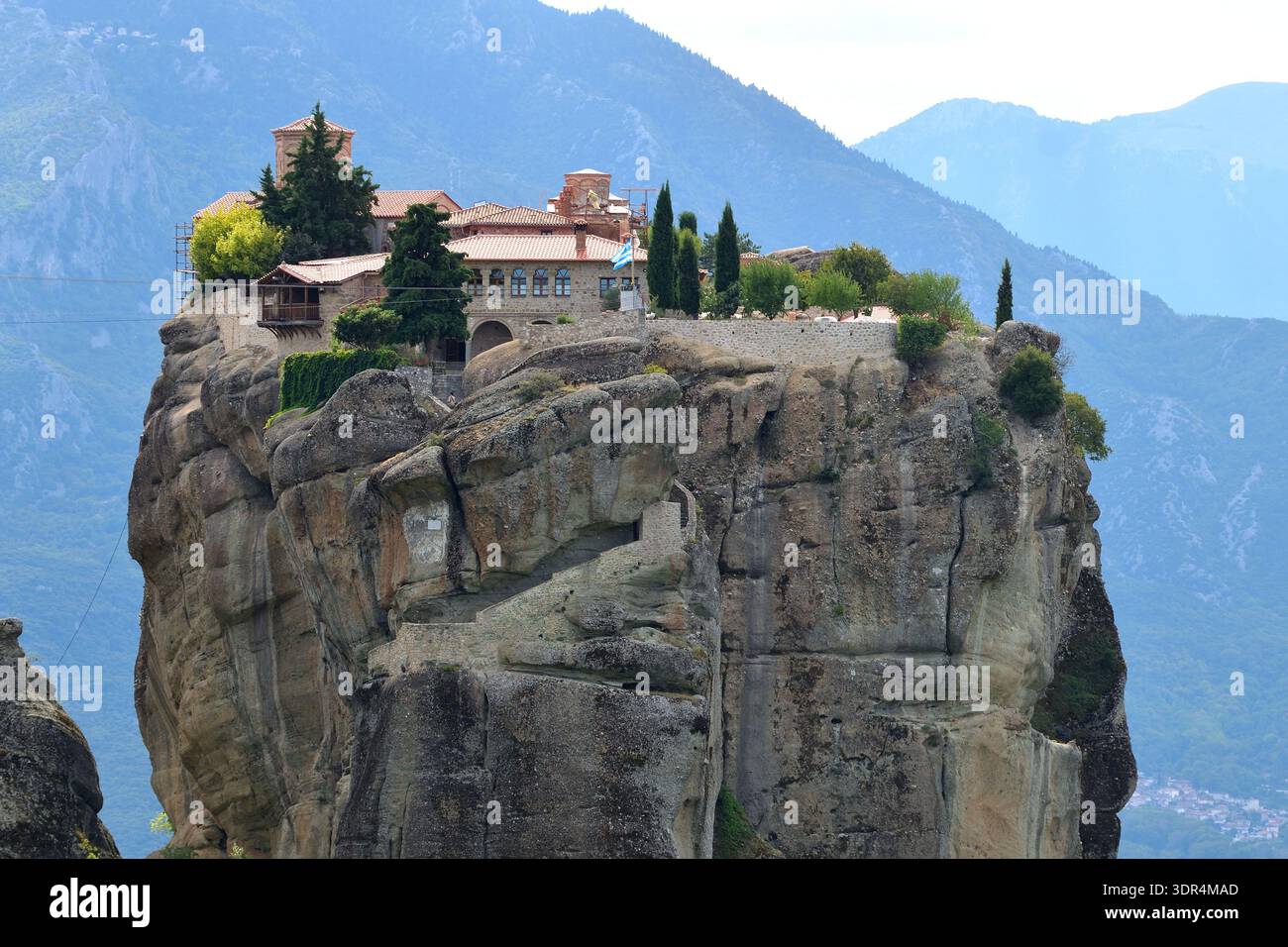 Das Kloster Agia Triada thront dramatisch auf einer isolierten Felssäule in Meteora, Griechenland Stockfoto