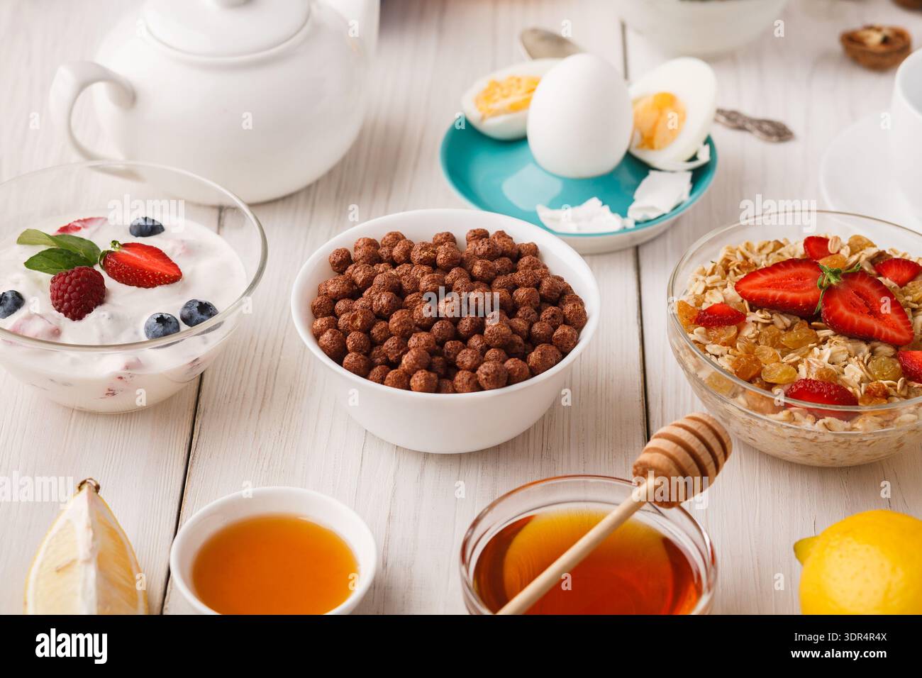 Köstliches Frühstück mit Obst, Müsli und Getränken auf einem Holztisch Stockfoto
