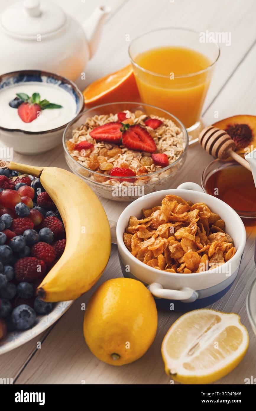 Frisches Frühstück mit Obst, Joghurt und Müsli in gemütlicher Umgebung Stockfoto