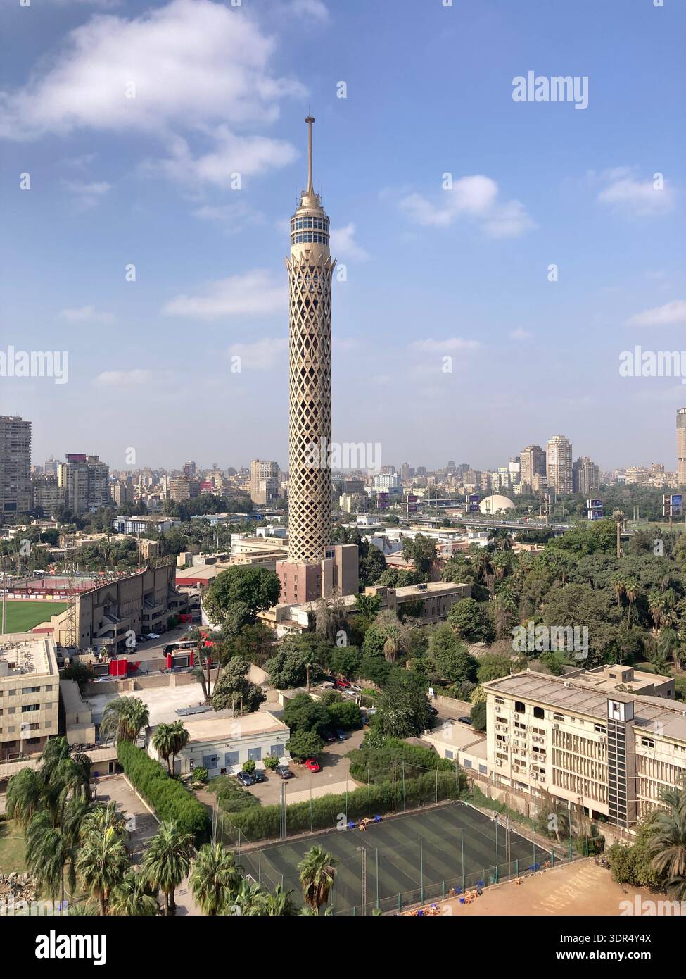 Blick von der Dachterrasse nach Westen über Kairo, Ägypten, von der Insel Gezira mit dem Gezira Sporting Club und dem Cairo Tower im Vordergrund. - Smartphone-aufgenommenes Stockfoto
