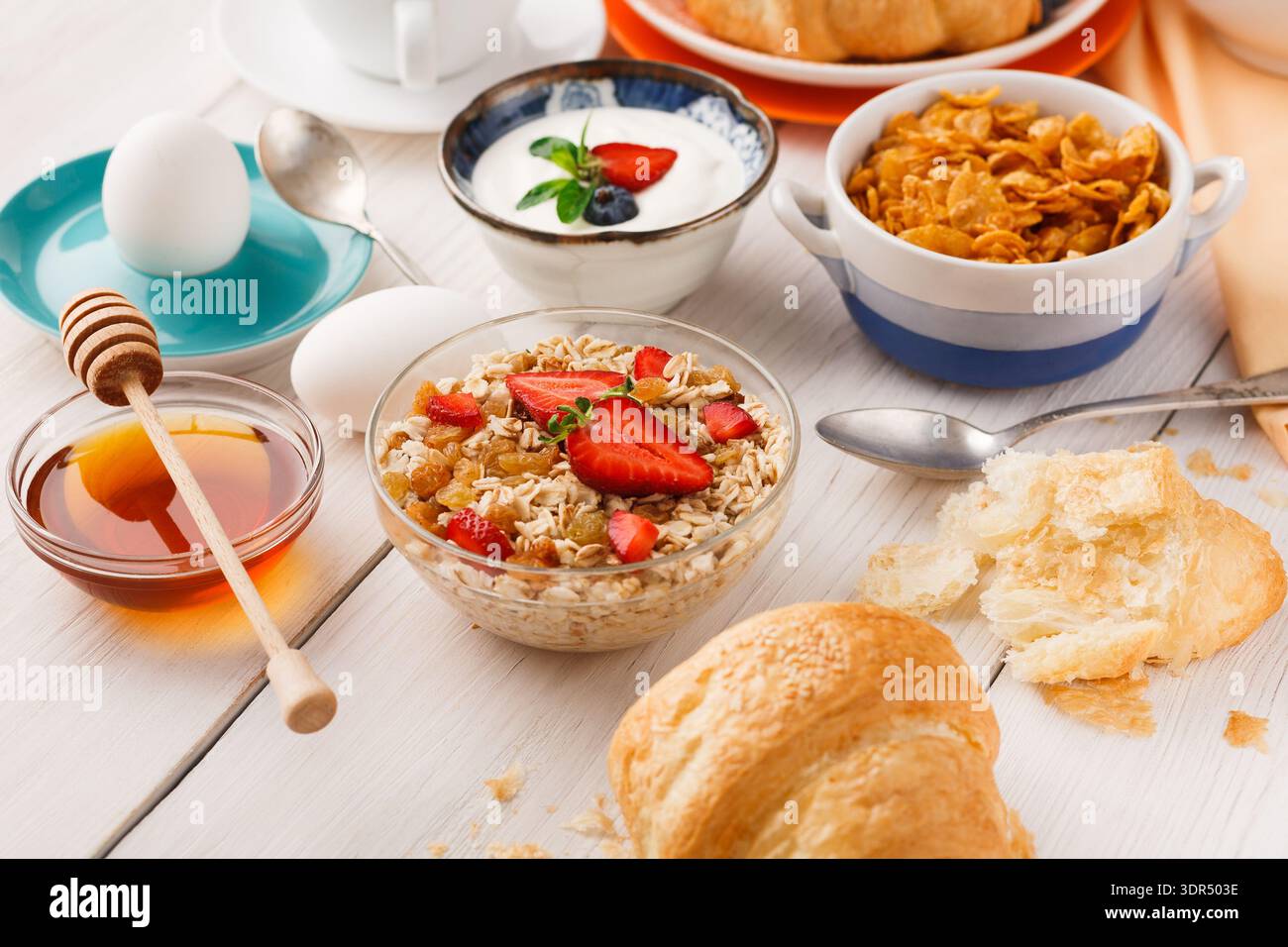 Köstliche Frühstückssammlung auf einem Tisch mit verschiedenen Speisen und Getränken Stockfoto