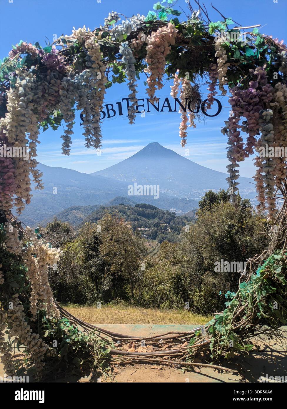 Kreisförmige Blumengirlande in Hobbitenango Stockfoto