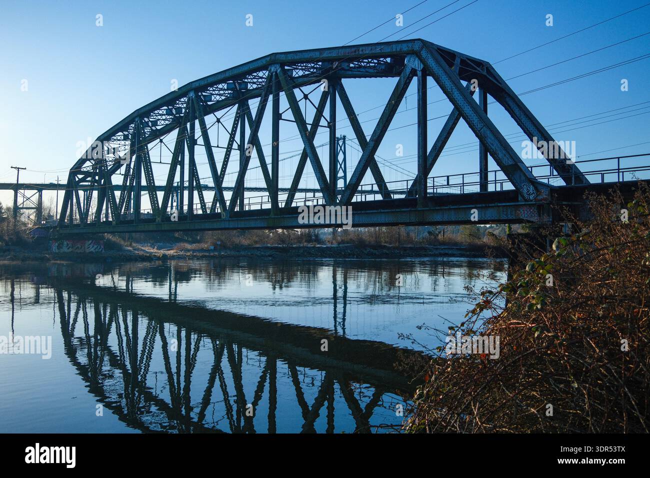 Eine alte Eisenbahnbrücke über den Capilano River in West Vancouver, BC. Stockfoto