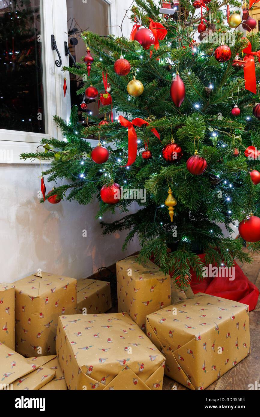Weihnachtsbaum mit Geschenkboxen und Geschenken darunter Stockfoto