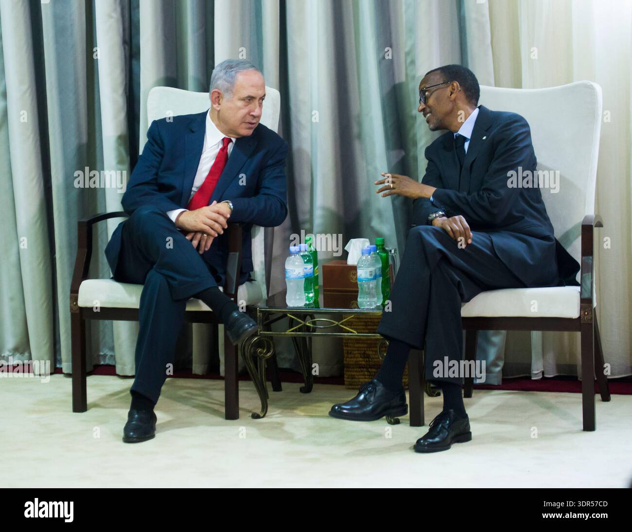 Ruanda, Kigali. Der israelische Premierminister Benjamin Netanjahu interagiert mit dem ruandischen Präsidenten Paul Kagame, während Netanjahu am 6. Juli 2016 Ruanda besucht. Stockfoto