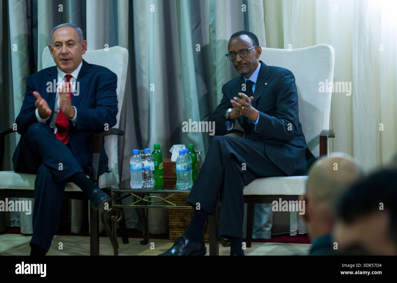 Ruanda, Kigali. Der israelische Premierminister Benjamin Netanjahu interagiert mit dem ruandischen Präsidenten Paul Kagame, während Netanjahu am 6. Juli 2016 Ruanda besucht. Stockfoto